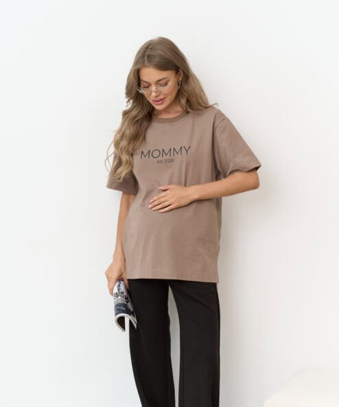 Кофейная футболка для мам Mommy est 2026 — изображение 3