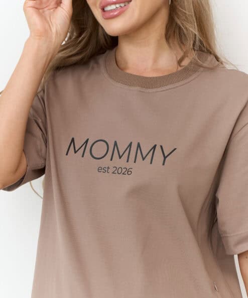 Кофейная футболка для мам Mommy est 2026 — изображение 9