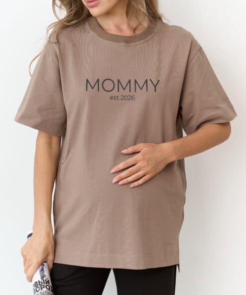 Кофейная футболка для мам Mommy est 2026 — изображение 8