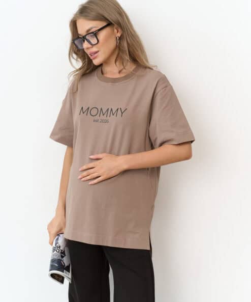 Кофейная футболка для мам Mommy est 2026 — изображение 5
