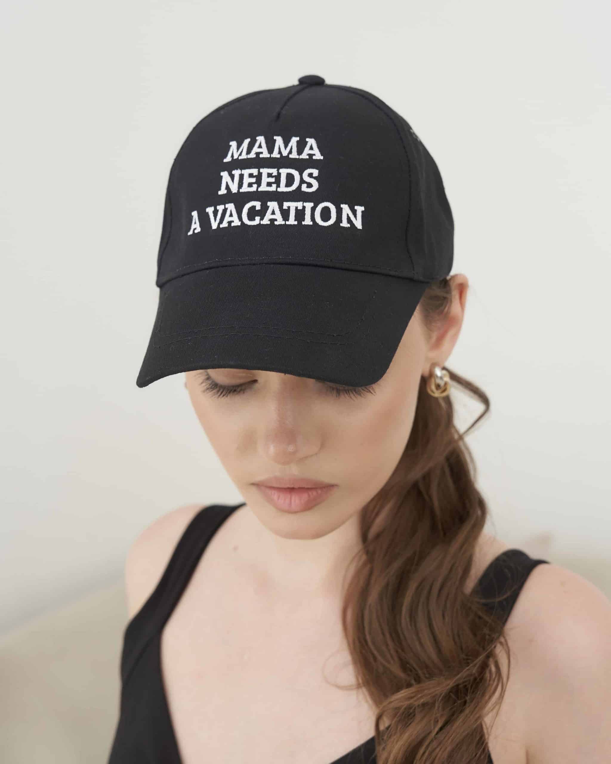 Черная бейсболка Mama needs a vacation Черная бейсболка Mama needs a vacation