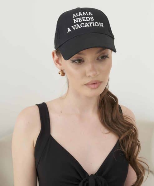Черная бейсболка Mama needs a vacation Черная бейсболка Mama needs a vacation — изображение 4