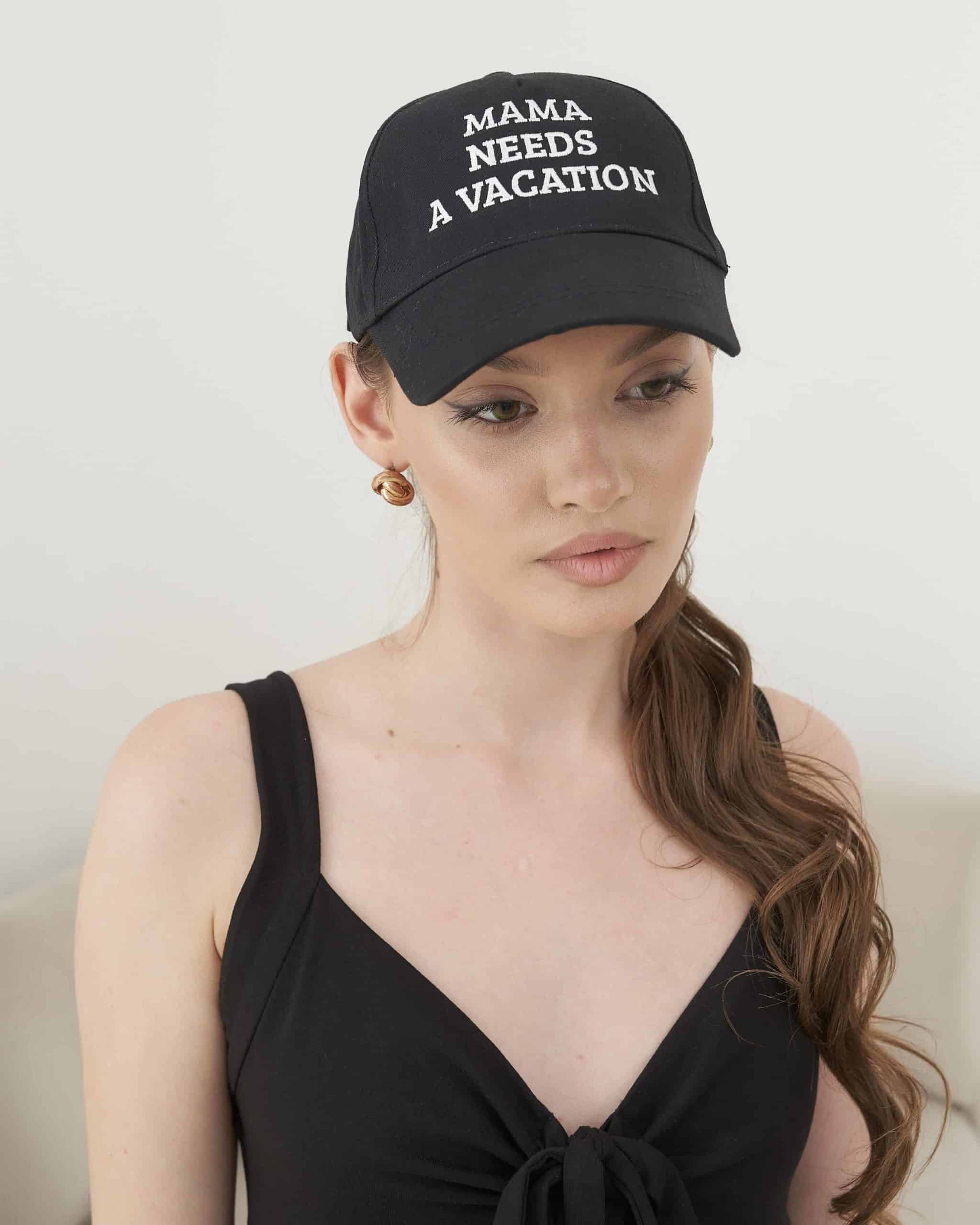 Черная бейсболка Mama needs a vacation Черная бейсболка Mama needs a vacation — изображение 4