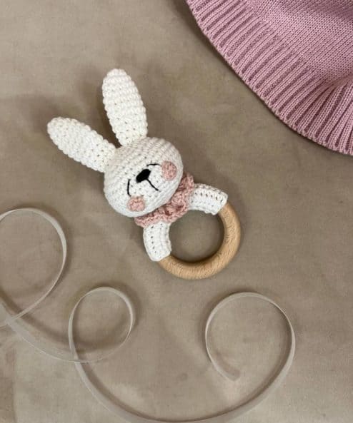 Белый эко грызунок-прорезыватель Зайчик с розовым шарфиком — изображение 2