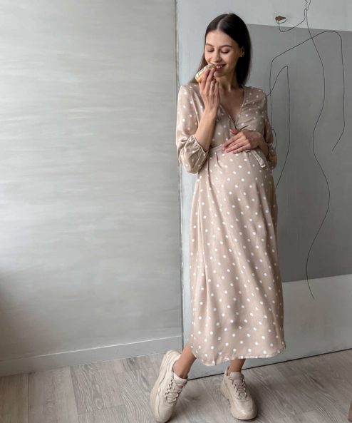 Бежевое платье для будущих и кормящих мам Nicolette