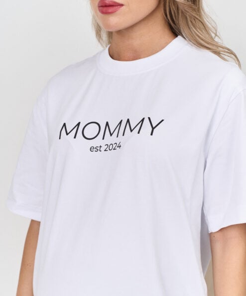 Белая футболка для мам Mommy est 2024 — изображение 5