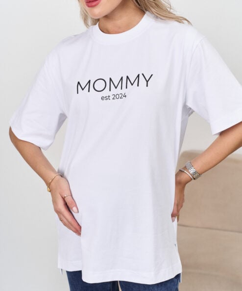 Белая футболка для мам Mommy est 2024 — изображение 4