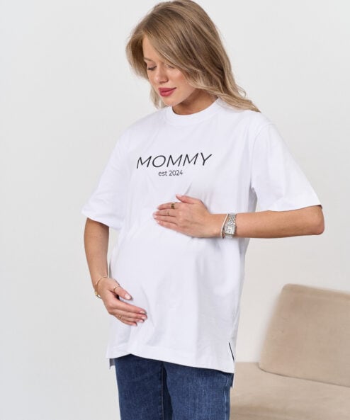 Белая футболка для мам Mommy est 2024