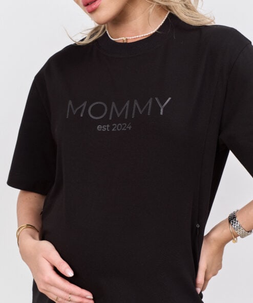 Черная футболка для мам Mommy est 2024 — изображение 3