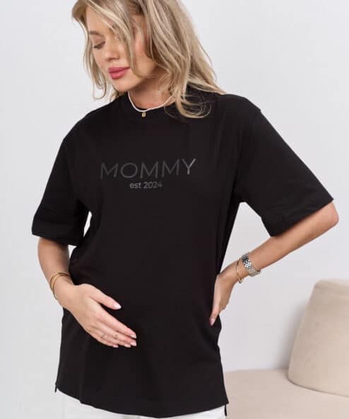 Черная футболка для мам Mommy est 2024