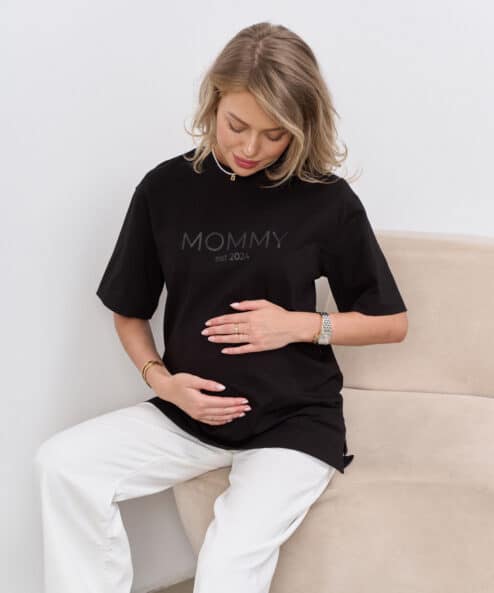 Черная футболка для мам Mommy est 2024 — изображение 7