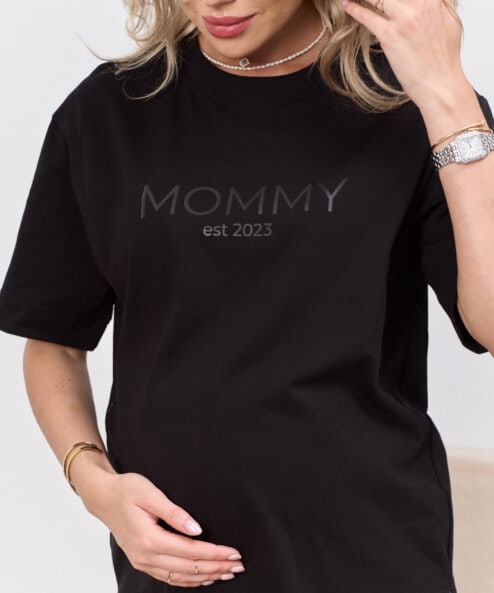 Черная футболка для мам Mommy est 2023 — изображение 4