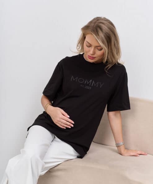 Черная футболка для мам Mommy est 2023 — изображение 5