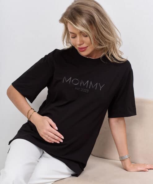 Черная футболка для мам Mommy est 2023