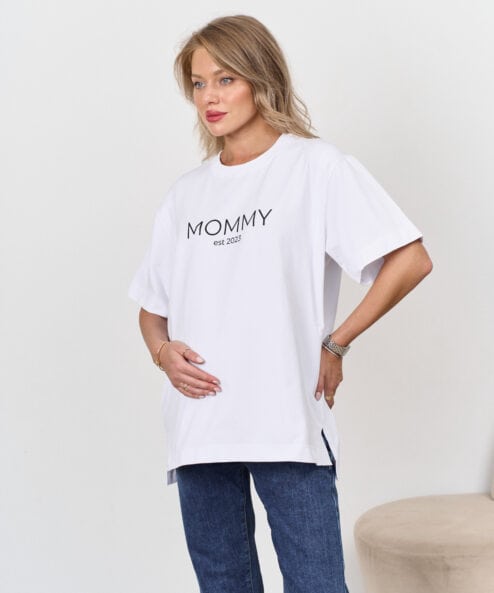 Белая футболка для мам Mommy est 2023 — изображение 4
