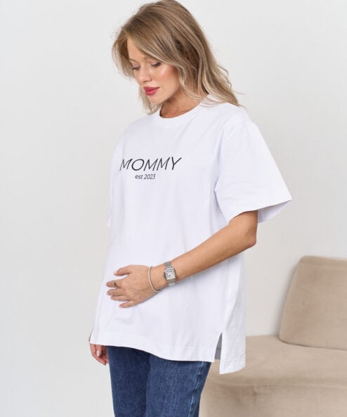 Белая футболка для мам Mommy est 2023 — изображение 6