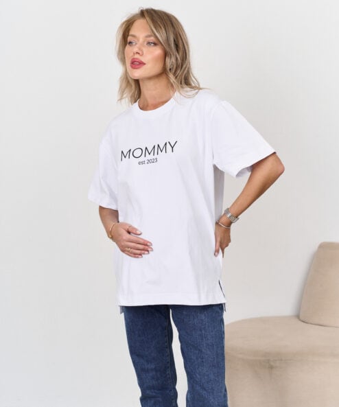 Белая футболка для мам Mommy est 2023