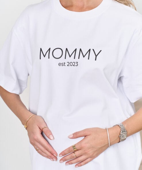 Белая футболка для мам Mommy est 2023 — изображение 3