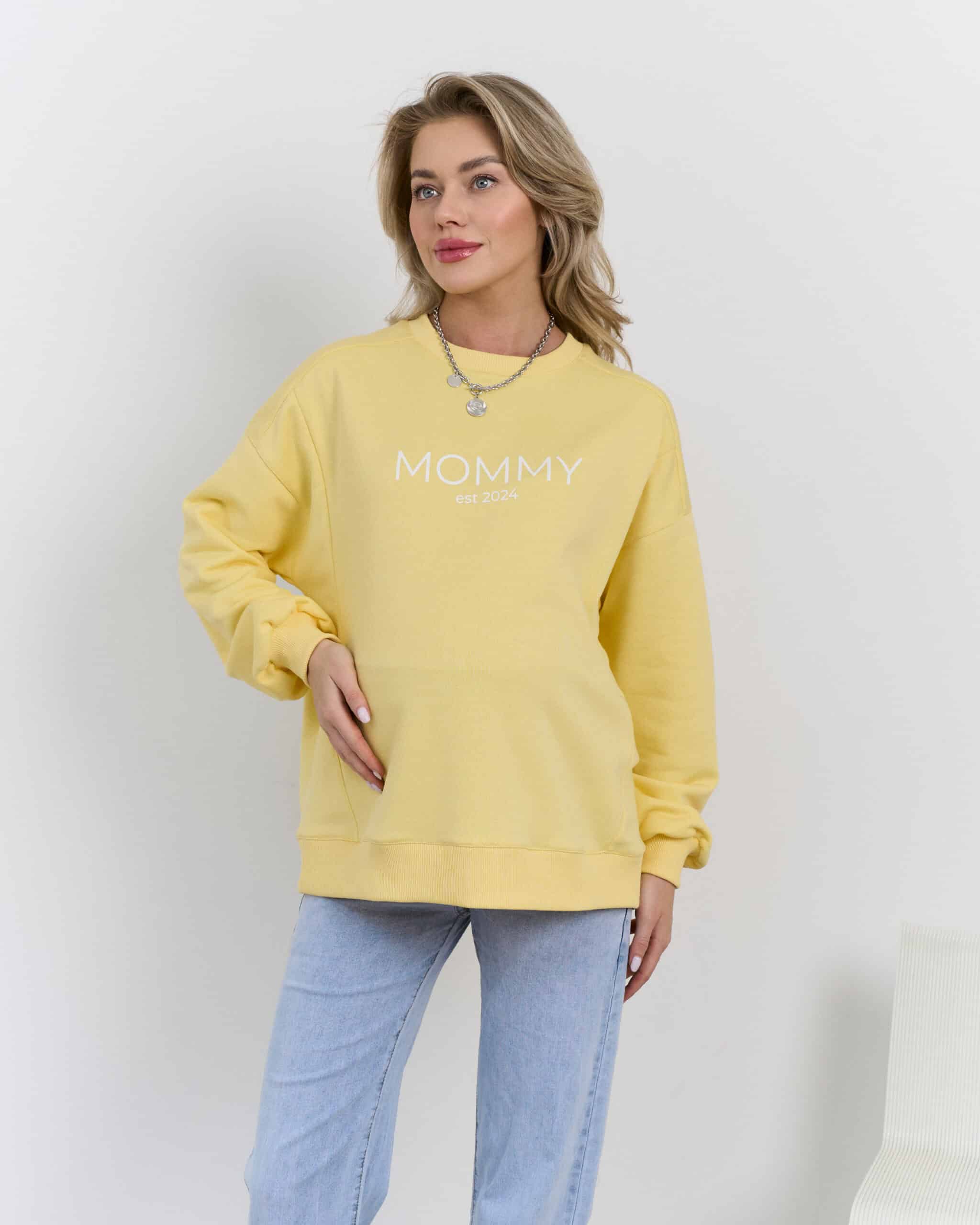 Желтый свитшот для мам Mommy est 2024 Желтый свитшот для мам Mommy est 2024