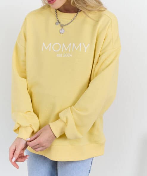 Желтый свитшот для мам Mommy est 2024 Желтый свитшот для мам Mommy est 2024 — изображение 4