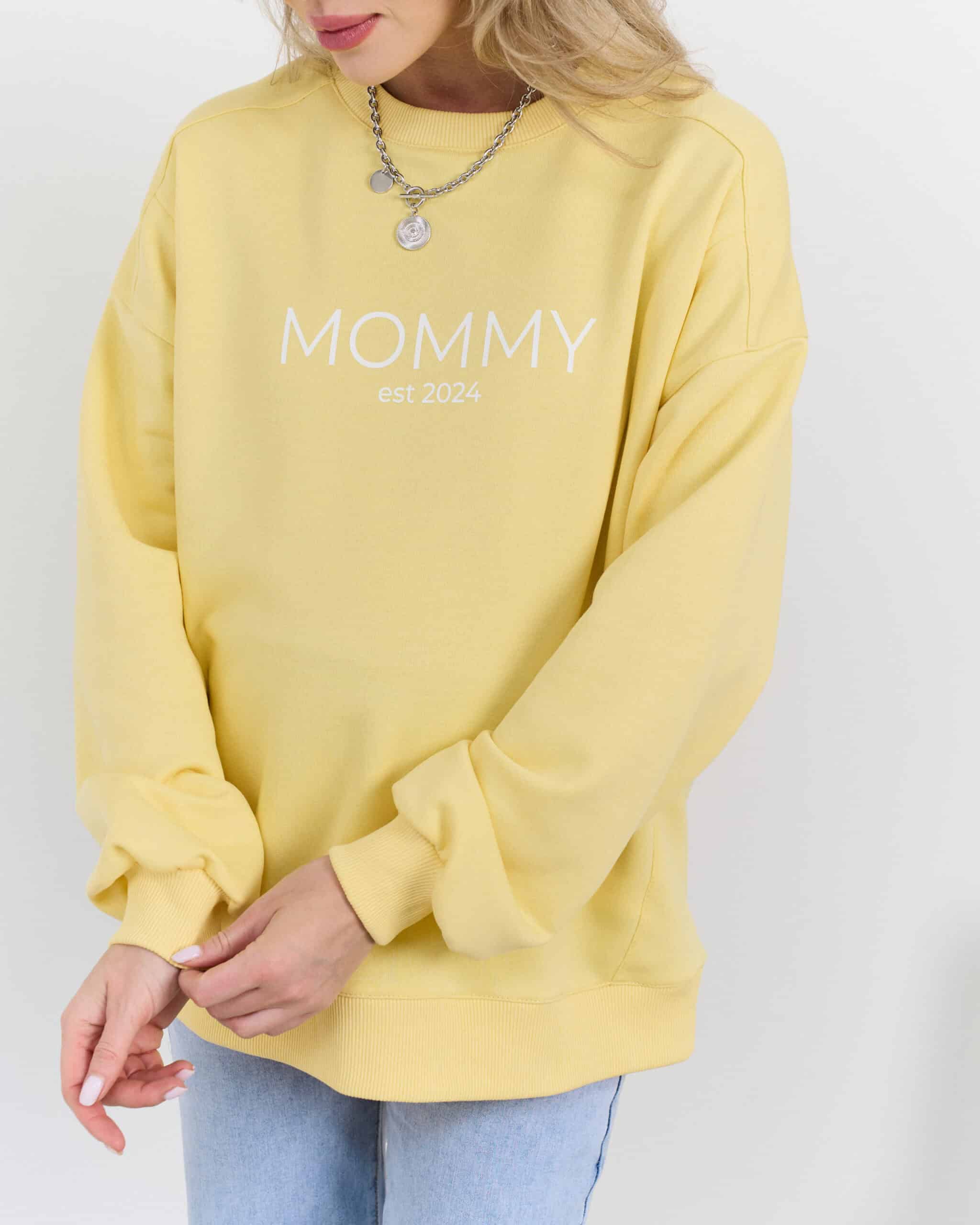 Желтый свитшот для мам Mommy est 2024 Желтый свитшот для мам Mommy est 2024 — изображение 4