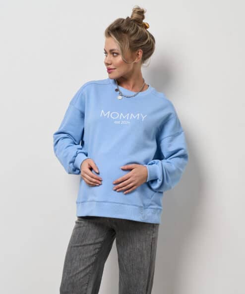 Голубой свитшот для мам Mommy est 2024 — изображение 4