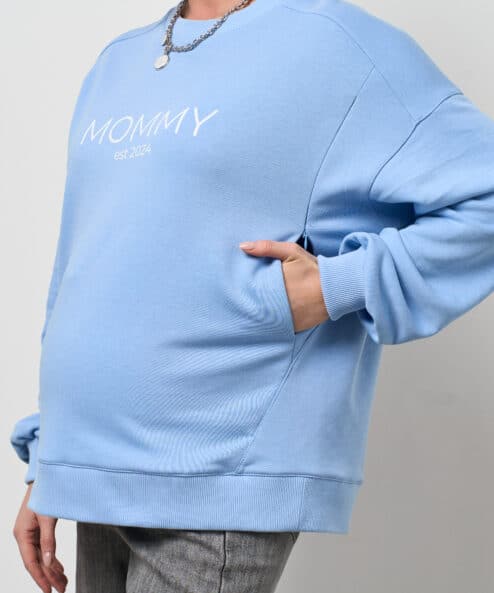 Голубой свитшот для мам Mommy est 2024 — изображение 2