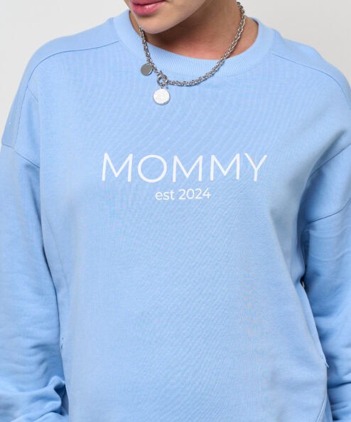 Голубой свитшот для мам Mommy est 2024 — изображение 5