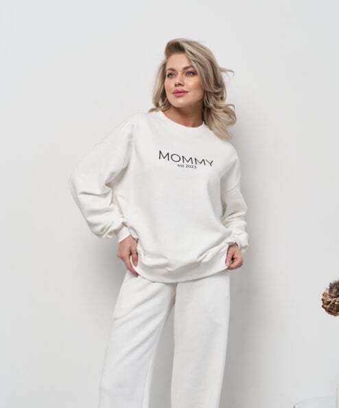Молочный свитшот для мам Mommy est 2023 — изображение 3