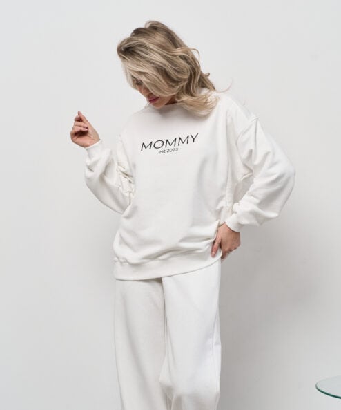 Молочный свитшот для мам Mommy est 2023 — изображение 7