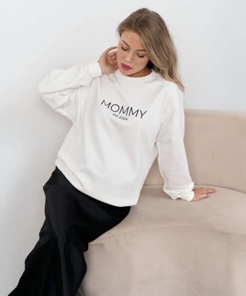 Молочный свитшот для мам Mommy est 2024 — изображение 3