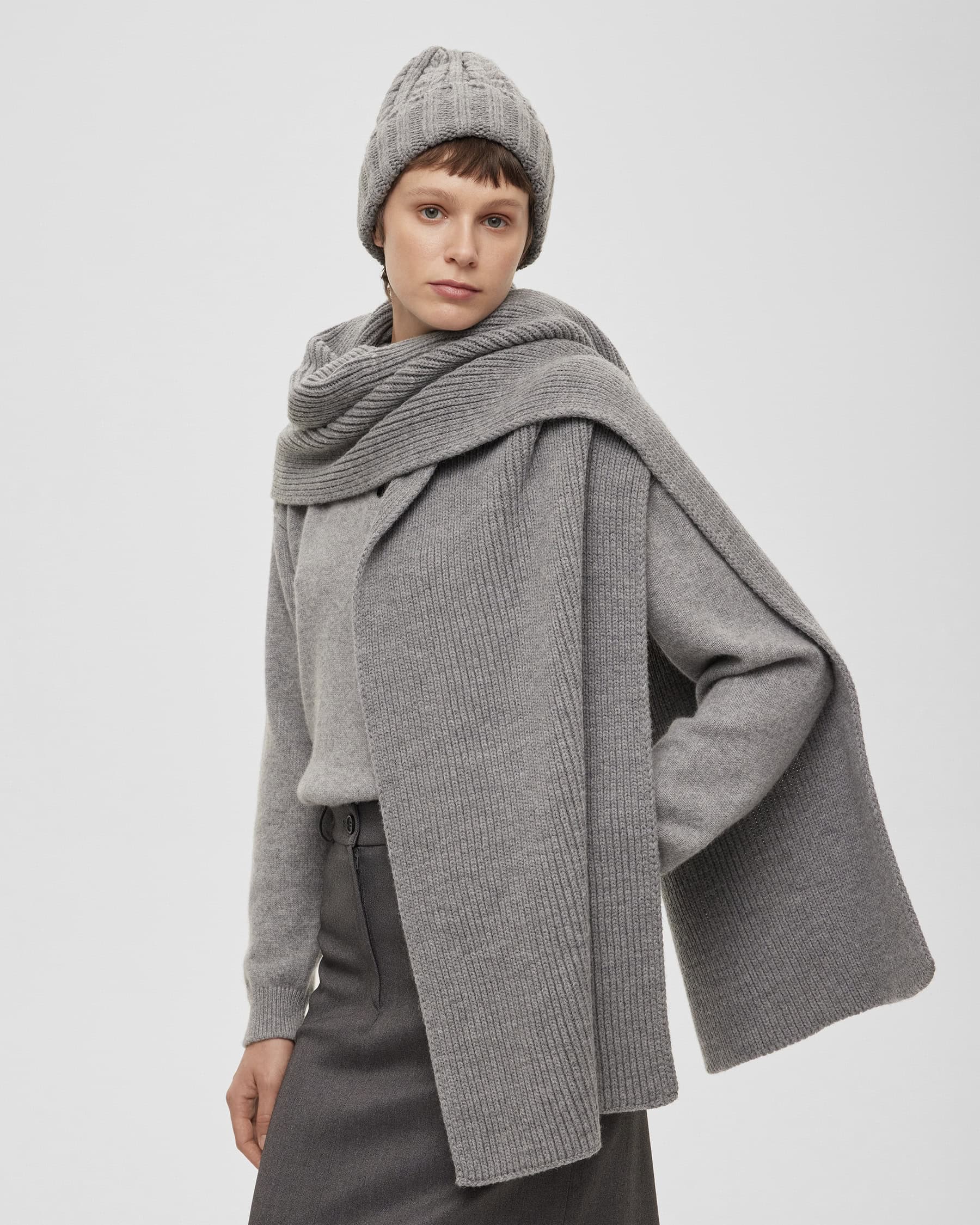 Серый объемный шерстяной шарф Nord Серый объемный шерстяной шарф Nord