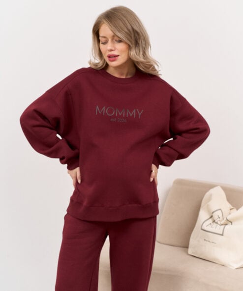 Темно-бордовый теплый свитшот для будущих и кормящих мам MOMMY est 2024 — изображение 5