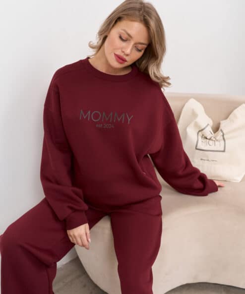 Темно-бордовый теплый свитшот для будущих и кормящих мам MOMMY est 2024 — изображение 10