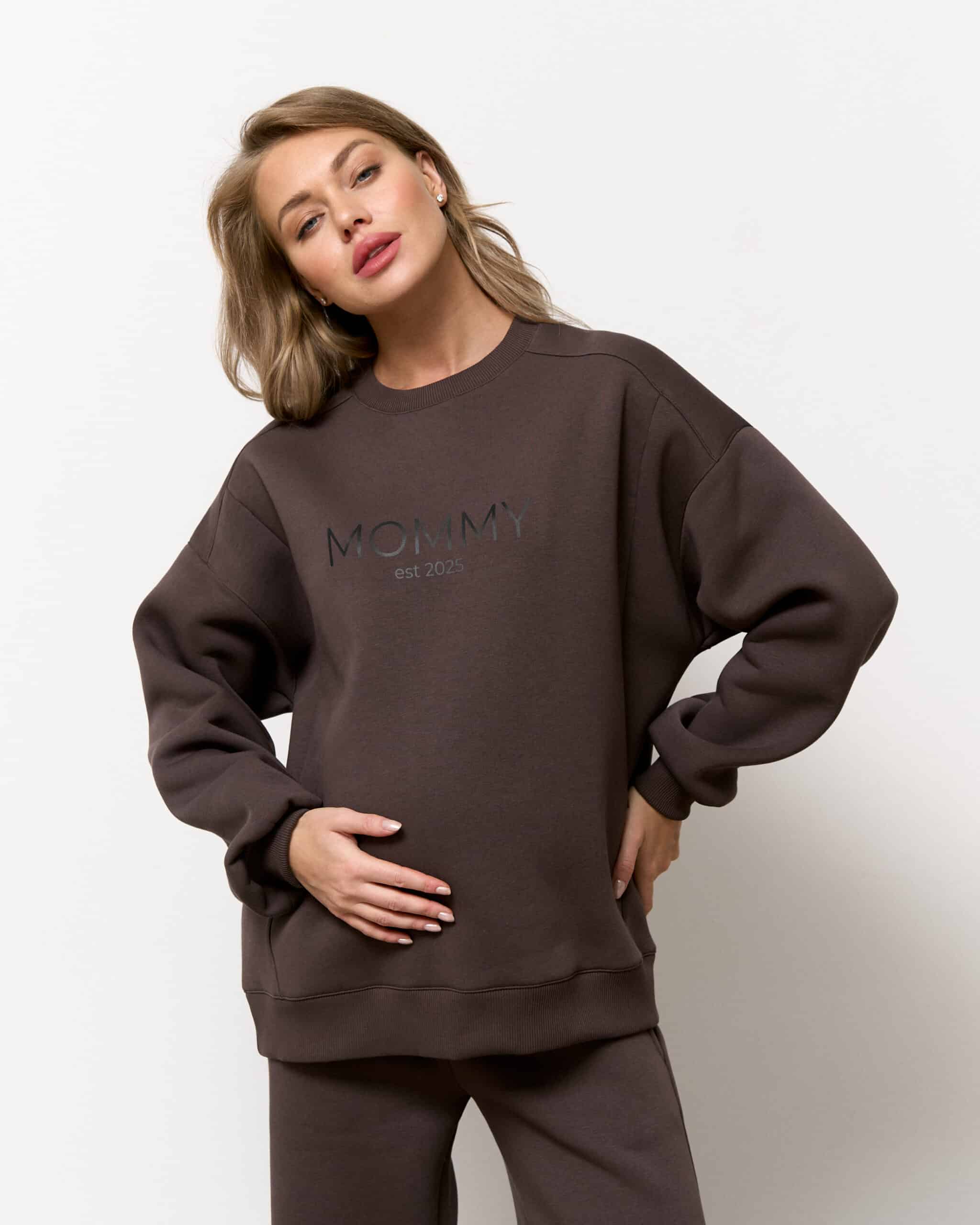 Кофейный теплый свитшот для будущих и кормящих мам MOMMY est 2025 Кофейный теплый свитшот для будущих и кормящих мам MOMMY est 2025
