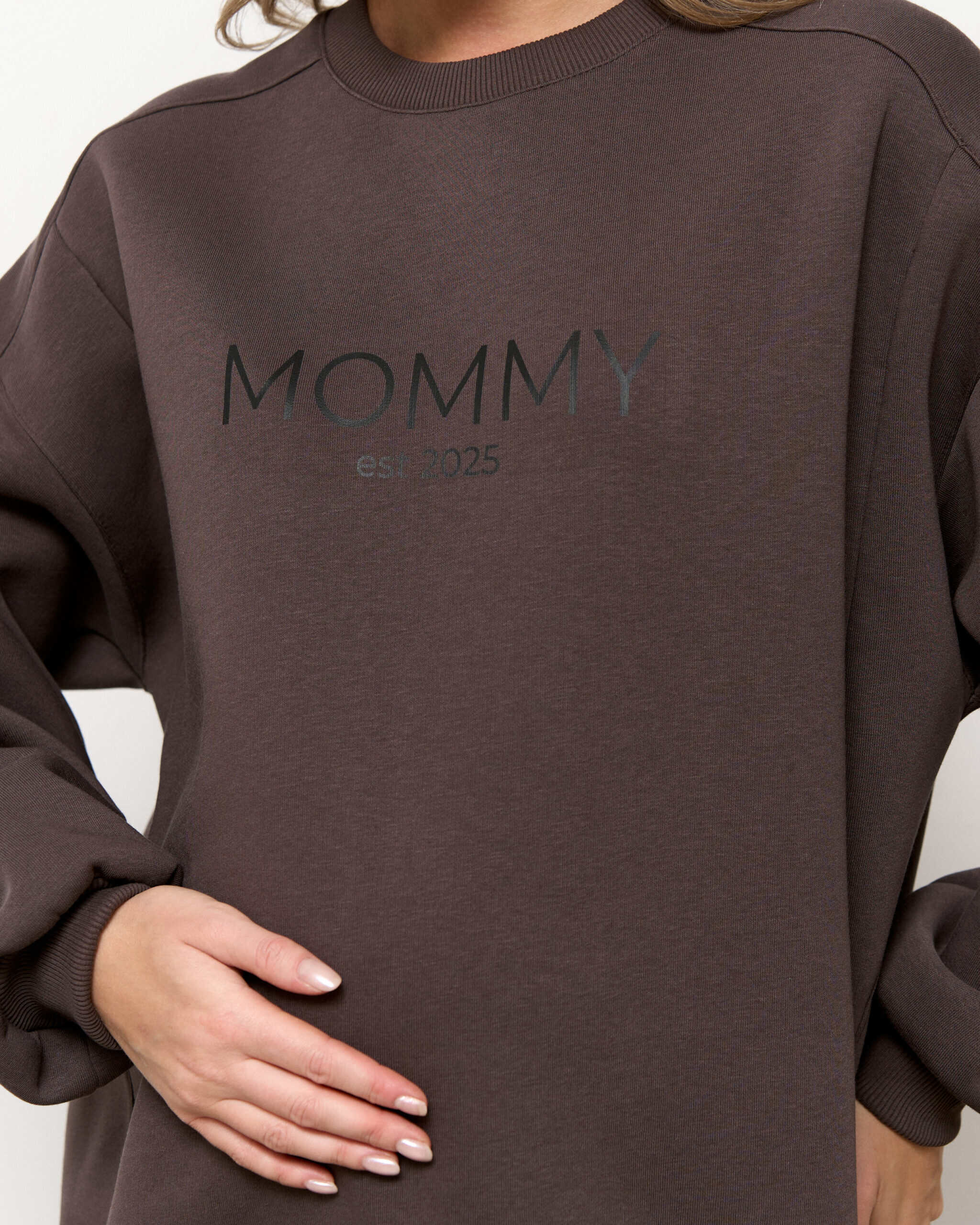 Кофейный теплый свитшот для будущих и кормящих мам MOMMY est 2025 Кофейный теплый свитшот для будущих и кормящих мам MOMMY est 2025 — изображение 6