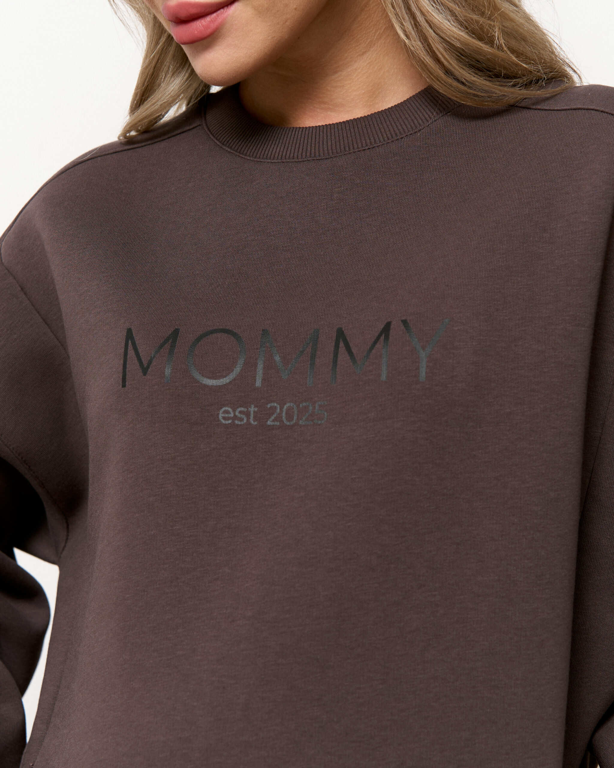 Кофейный теплый свитшот для будущих и кормящих мам MOMMY est 2025 Кофейный теплый свитшот для будущих и кормящих мам MOMMY est 2025 — изображение 4