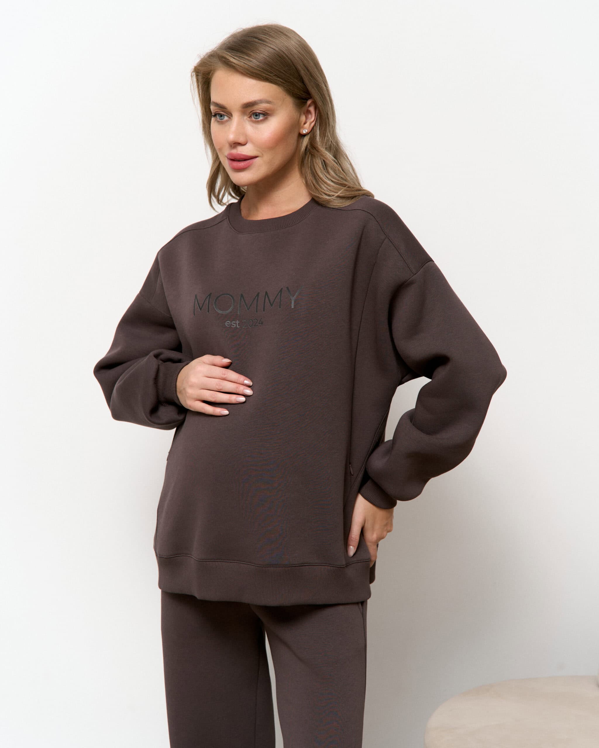 Кофейный теплый свитшот для будущих и кормящих мам MOMMY est 2024 Кофейный теплый свитшот для будущих и кормящих мам MOMMY est 2024