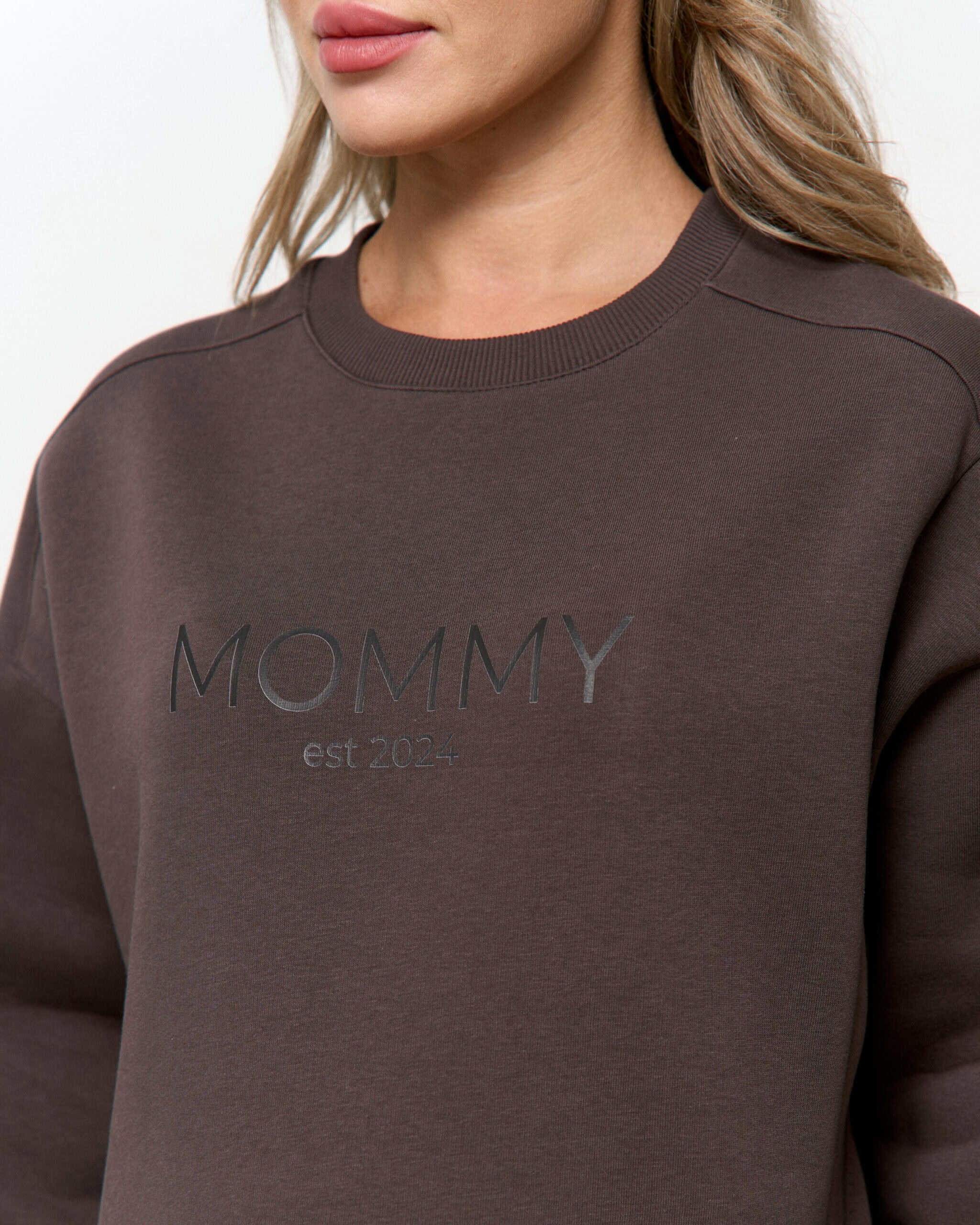 Кофейный теплый свитшот для будущих и кормящих мам MOMMY est 2024 Кофейный теплый свитшот для будущих и кормящих мам MOMMY est 2024 — изображение 9