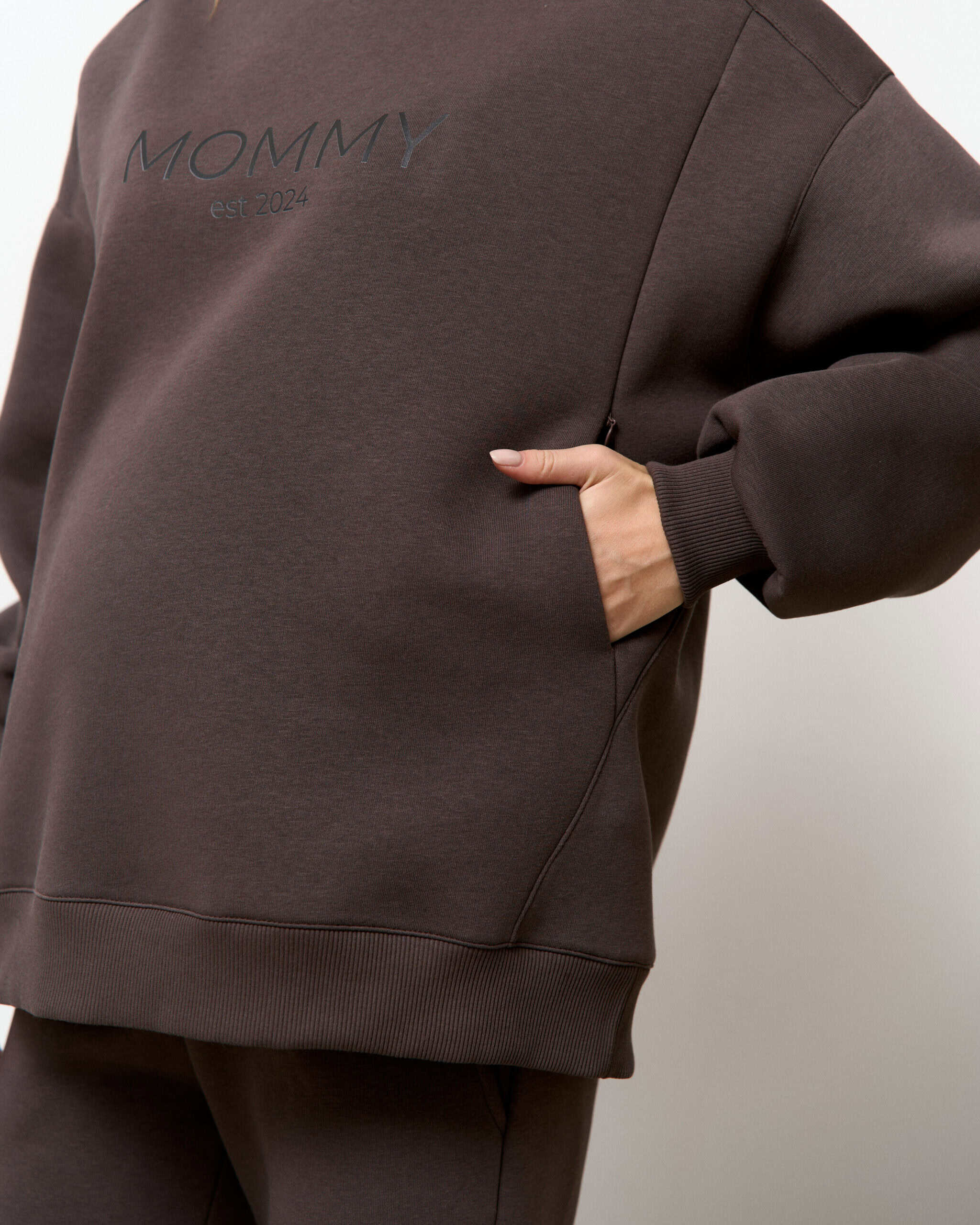 Кофейный теплый свитшот для будущих и кормящих мам MOMMY est 2025 Кофейный теплый свитшот для будущих и кормящих мам MOMMY est 2025 — изображение 2