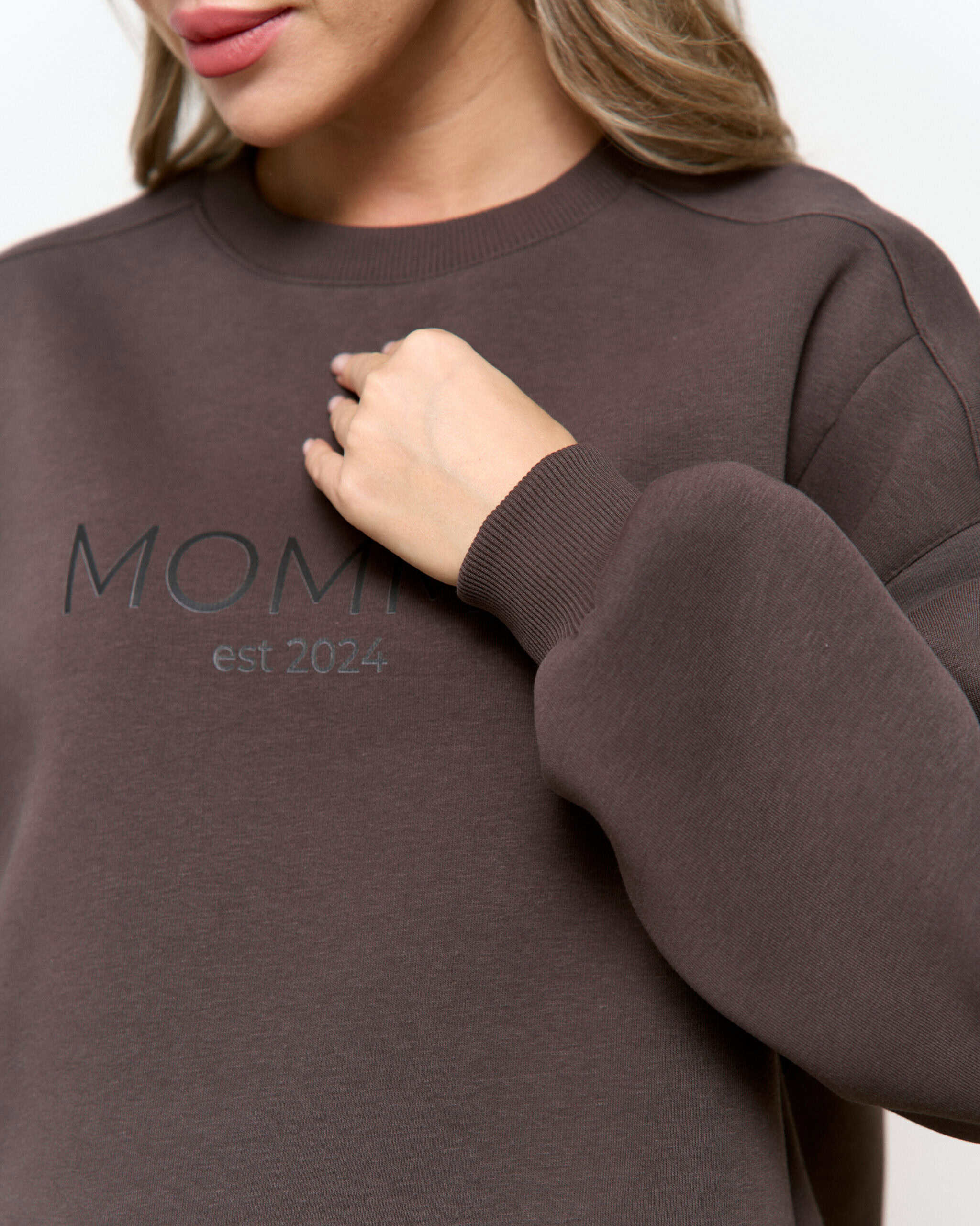 Кофейный теплый свитшот для будущих и кормящих мам MOMMY est 2024 Кофейный теплый свитшот для будущих и кормящих мам MOMMY est 2024 — изображение 4