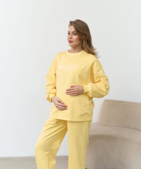 Желтый свитшот для мам Mommy est 2025 Желтый свитшот для мам Mommy est 2025 — изображение 4