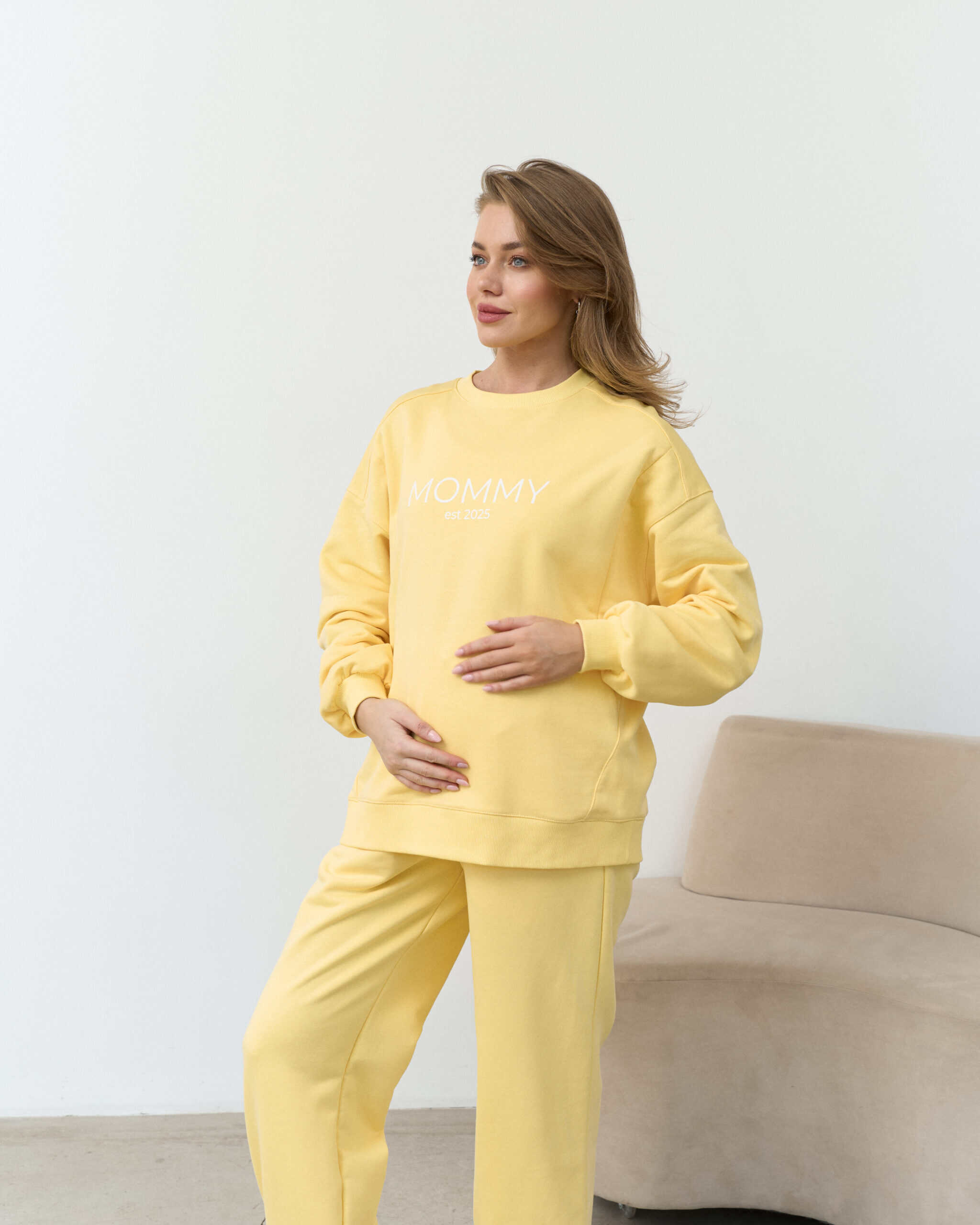 Желтый свитшот для мам Mommy est 2025 Желтый свитшот для мам Mommy est 2025 — изображение 4