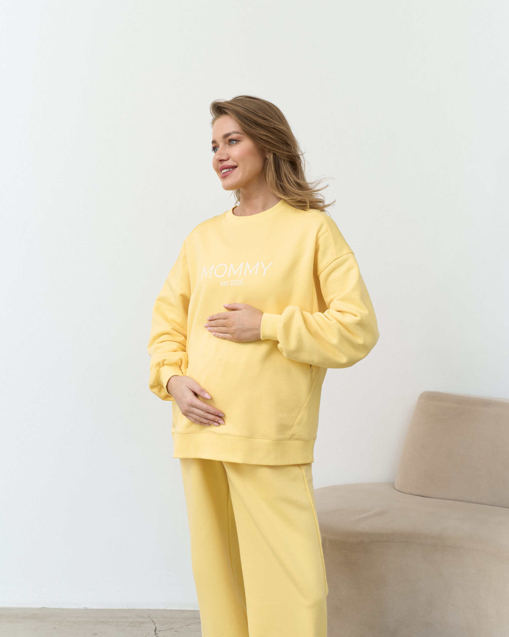 Желтый свитшот для мам Mommy est 2025 Желтый свитшот для мам Mommy est 2025 — изображение 6
