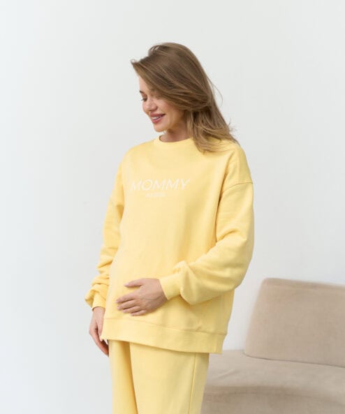 Желтый свитшот для мам Mommy est 2025 Желтый свитшот для мам Mommy est 2025 — изображение 8