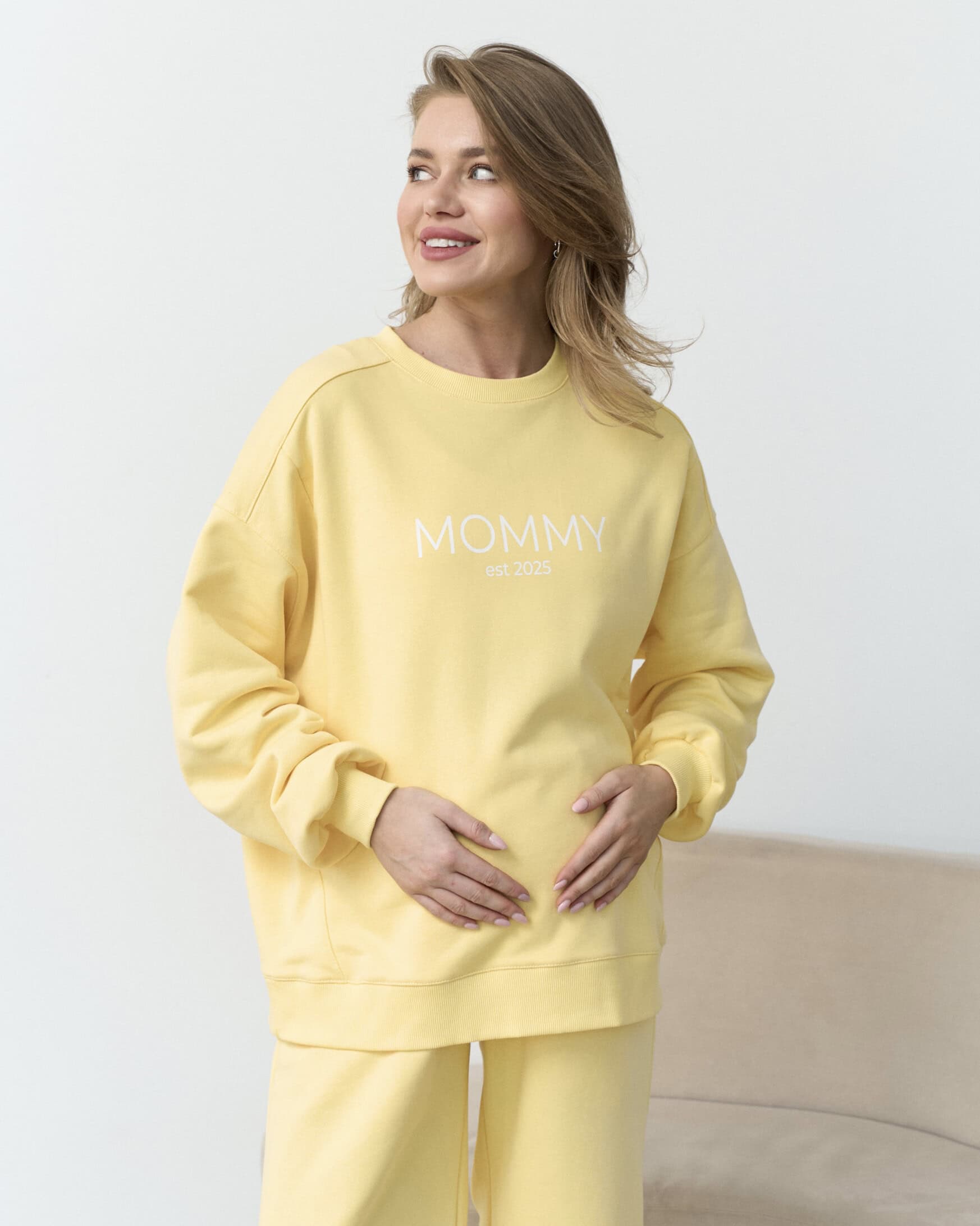 Желтый свитшот для мам Mommy est 2025 Желтый свитшот для мам Mommy est 2025