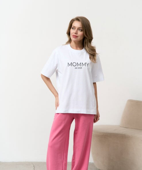 Белая футболка для мам Mommy est 2025 — изображение 3