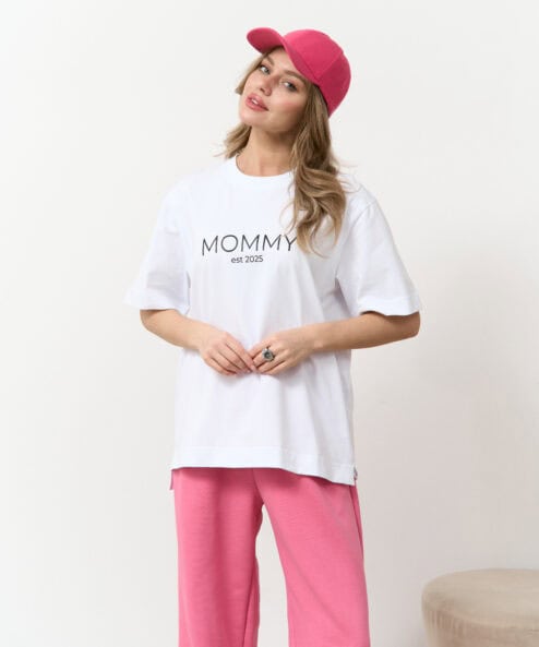 Белая футболка для мам Mommy est 2025