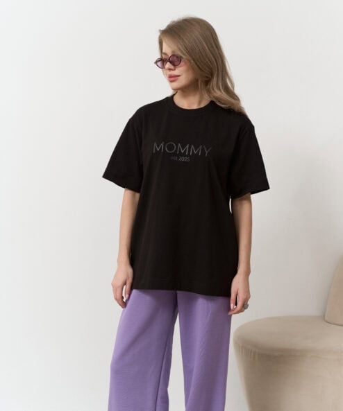 Черная футболка для мам Mommy est 2025 — изображение 3