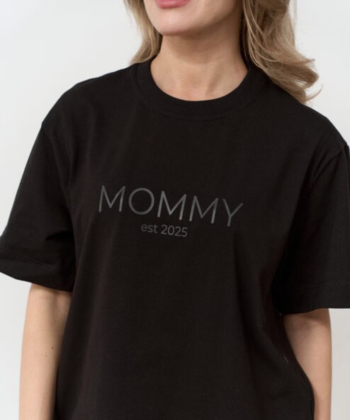 Черная футболка для мам Mommy est 2025 — изображение 4